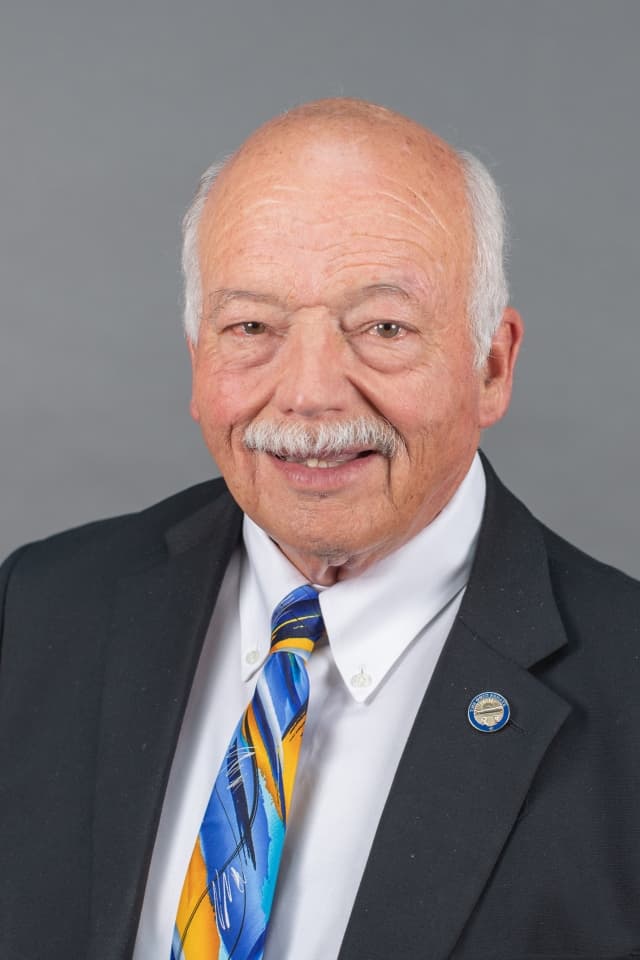 Sen. Bob D. Hackett headshot